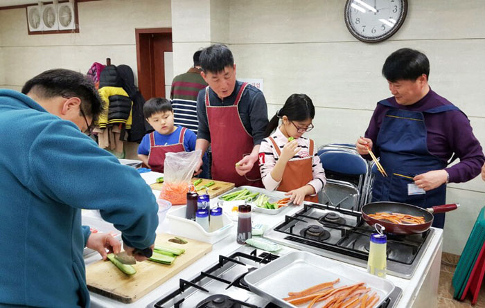 예천군 둘이봉사단 회원들 아이들과 신나는 요리시간