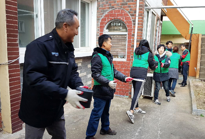 포항시방사선사협회, `따뜻한 겨울나기` 연탄 1천장 나눔