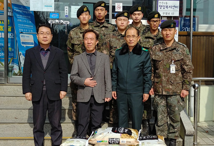 이현국 다가해장국 대표, 501여단 3대대에 쌀 후원