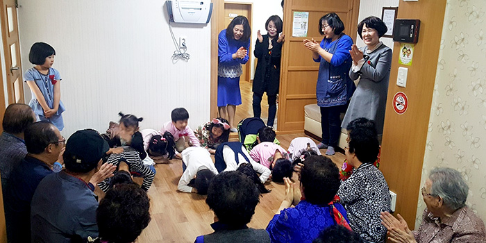 대구 지산2동 색동어린이집, 경로당 찾아 재롱잔치