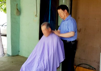 포항 가위손 전웅용 씨 청림동 어르신 이발봉사
