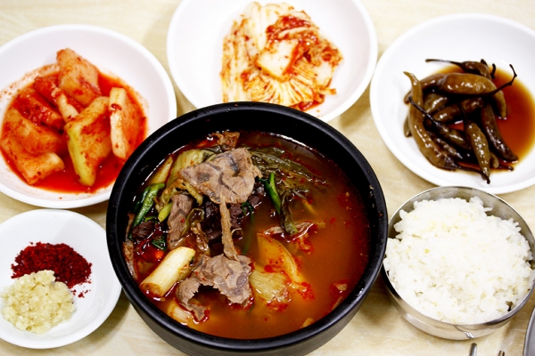 이른 새벽 장터, 땔감 팔던 장사치들의 탁배기 한사발과 술국