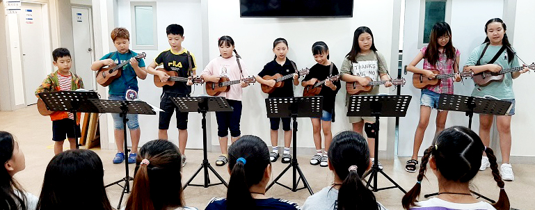 연일초 음악동아리 효사랑, 요양병원서 재능나눔 공연