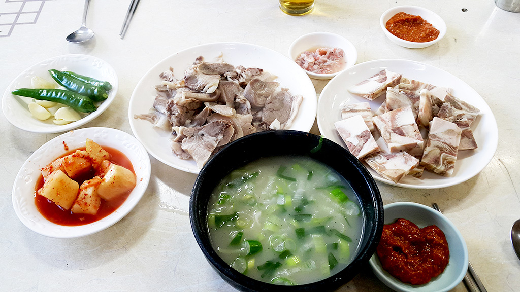 뽀얀 국물에 탱글한 생선살 한술 뜨니 아… 말문이 막힌다