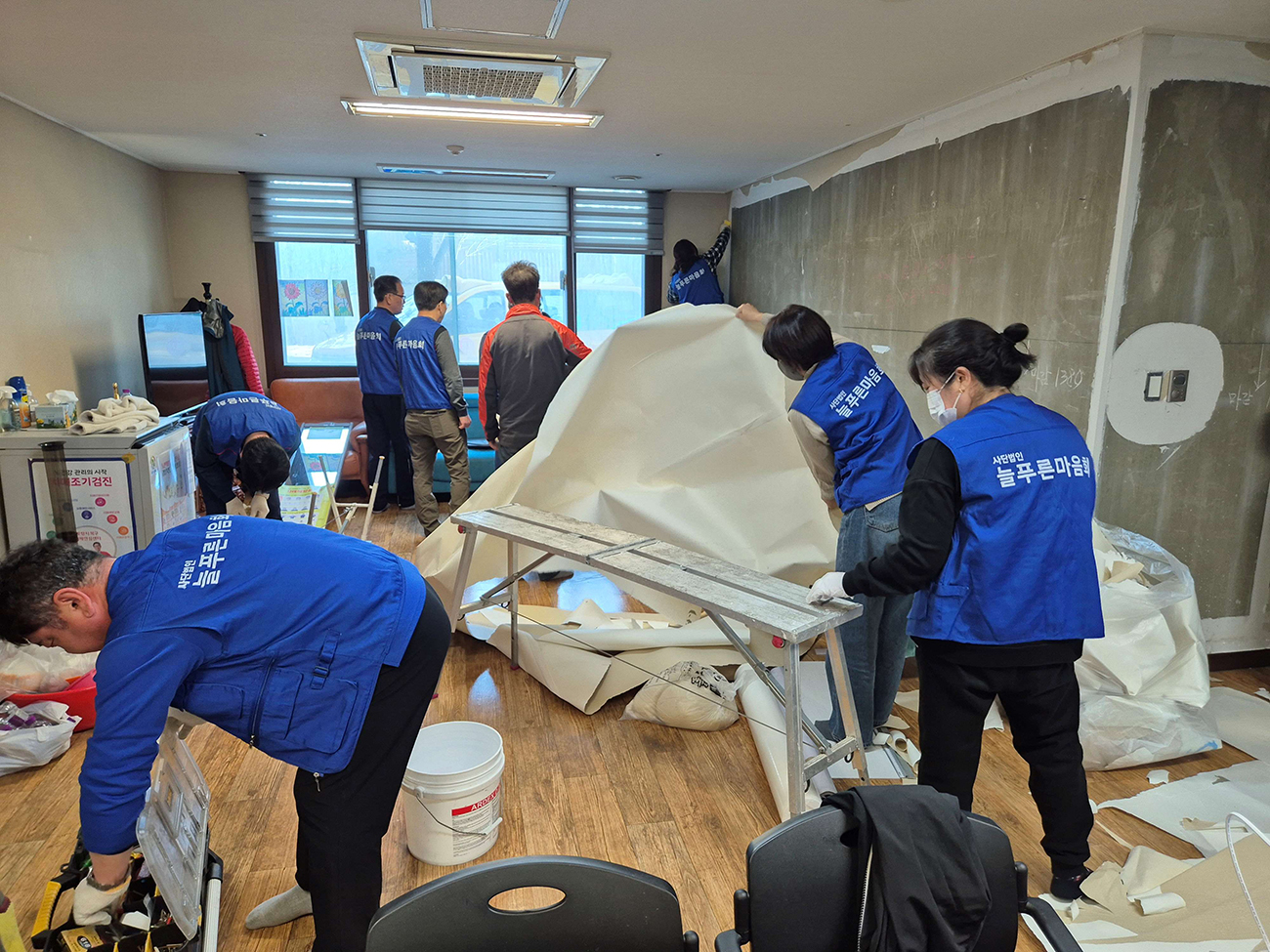 포항 늘푸른마음회, 지역 경로당 찾아 도배 봉사활동 펼쳐