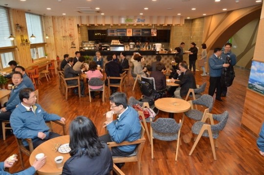 거제시청 민원실 눈길…카페·전시실 등 안락