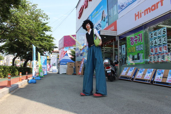 [동네사람]요술풍선 손에 든 키다리…신나요