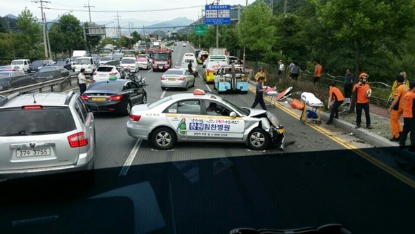 창원 마재고개 부근서 시내버스 철길 추락