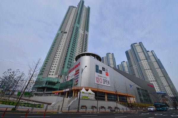 유통공룡 롯데 환호 소상공인·전통시장은 신음