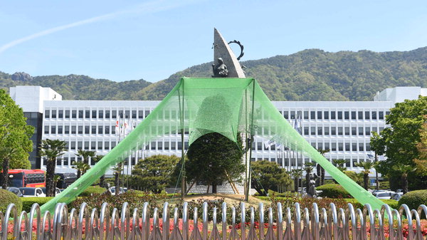 경남도 채무제로 기념 나무 또 교체
