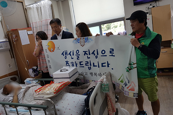 통영시 자생단체…기초생활수급 홀몸어르신 결연 통한 생신축하