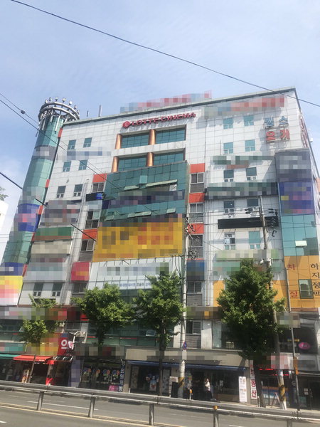 영화관 간판이 서로 바뀌었네?