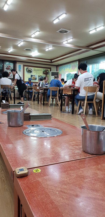 손님도 종업원도 불편 식당서 사라지는 좌식