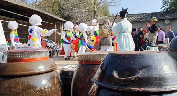 한해 동안 먹을 장 정성 가득 담그세