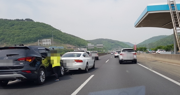 남해고속도로 순천·진주 방향 산인요금소에서 사고