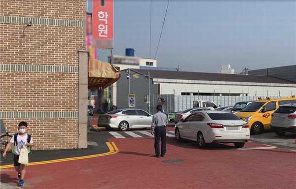 아이들 통학로 위협하는 중형마트