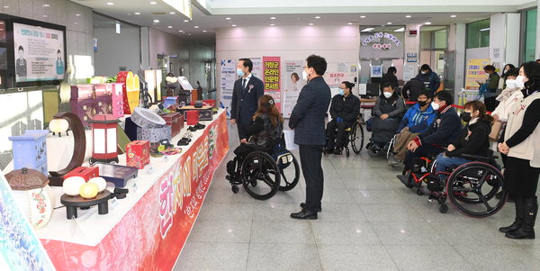 경남척수장애인협 거창군지회 한지공예 전시