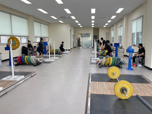 고성여중 새 훈련장서 금빛 바벨 구슬땀
