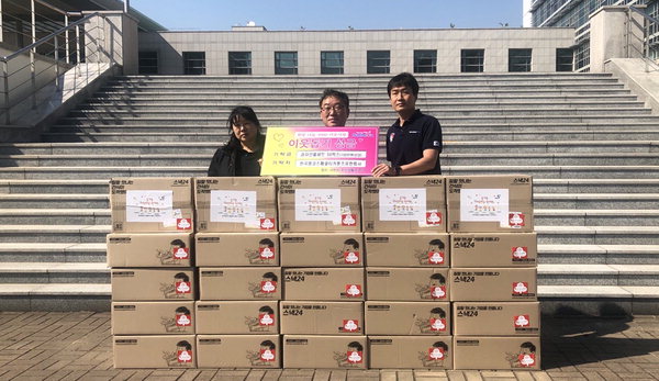 한국앰코스페셜티카톤즈, 어린이 선물 기탁