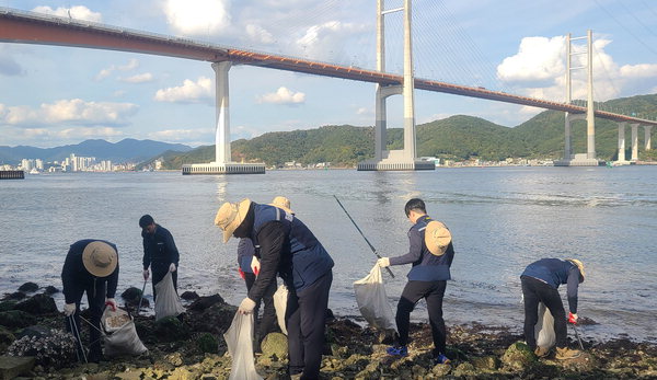 마창대교 임직원 마산만 환경정화 구슬땀