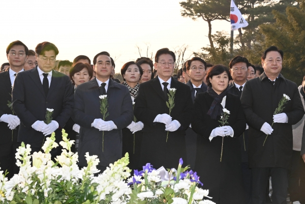 이재명, 김해 봉하마을서 김경수 전 지사 만나