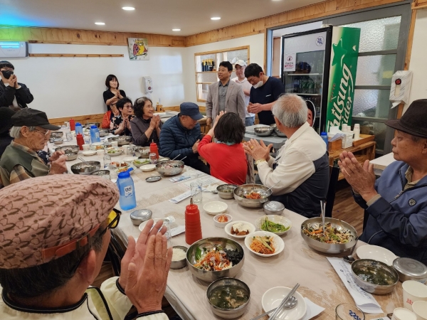 양산 거북이횟집, 홀몸노인 점심 대접