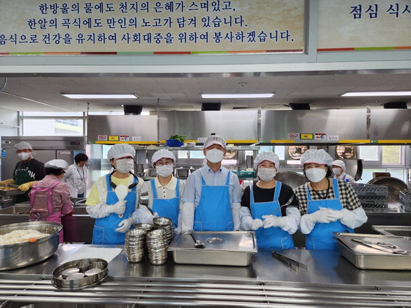 거창읍사무소 직원들 가정의 달 봉사활동
