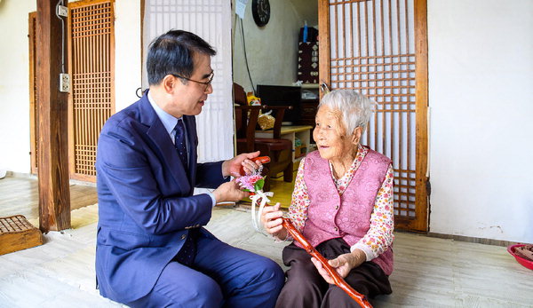 장충남 남해군수 100세 노인 장수지팡이 전달