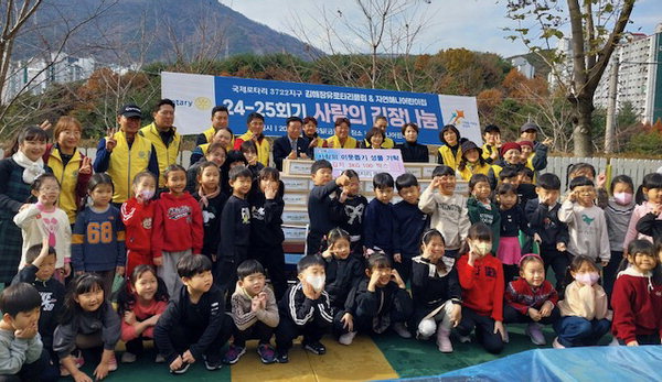 김해장유로타리클럽 장유동에 김치 나눔