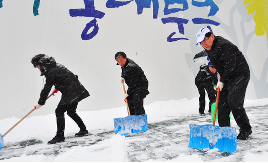 동대문구 직원들 함께 제설작업 구슬땀
