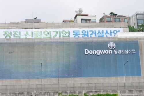 “과태료쯤이야”…불법광고 단속 비웃는 ‘동원건설산업’