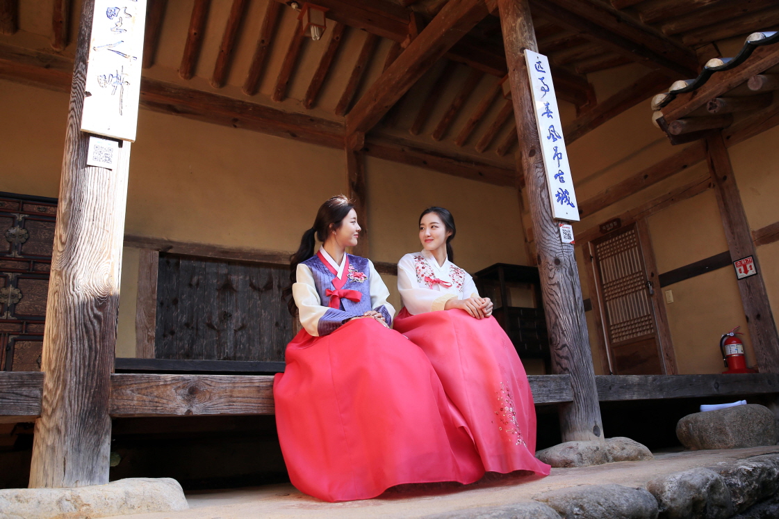 ‘새옷 갈아입는’ 영주 선비촌으로 오세요