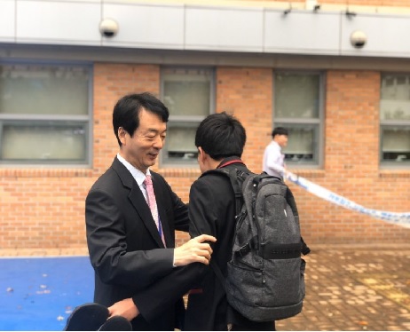 포은중, 사랑의 허그데이를 실시