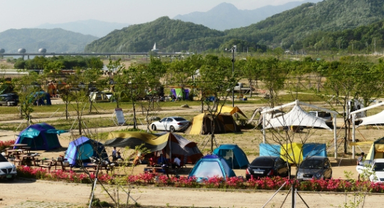 푸른 숲 병풍 삼아 캠핑장의 하루 즐겨볼까