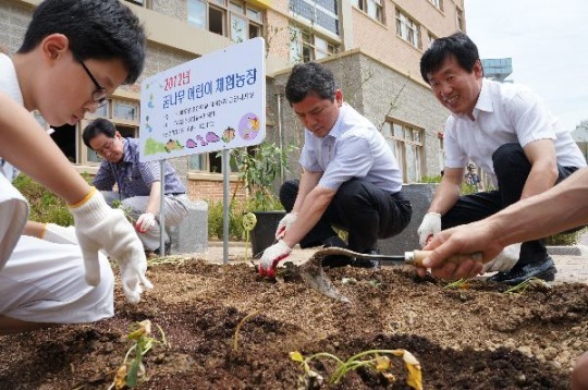 [포토라인] NH농협 안양시지부, 해오름초교에 체험농장 개장