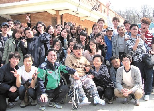 장애인들에 가장 필요한 건 관심과 사랑 경기도장학관 사생들 봉사활동