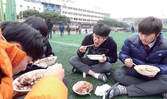 밥 대신 컵라면… 급식 멈춘 날 매점만 불났다