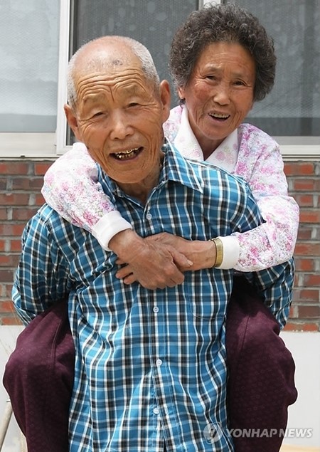 충북의 한 90대 노부부, 21일 부부의 날 맞아 장수부부상 수상