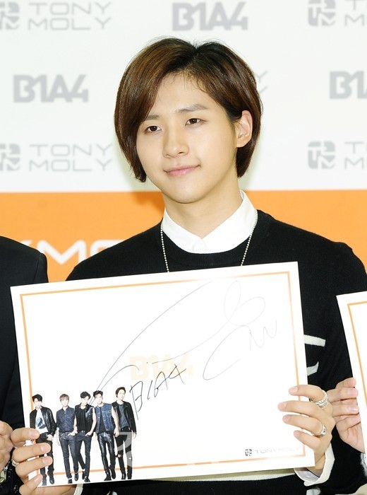 [경기포토] B1A4 팬사인회 신우, 팬들 향해 꽃미소 발사