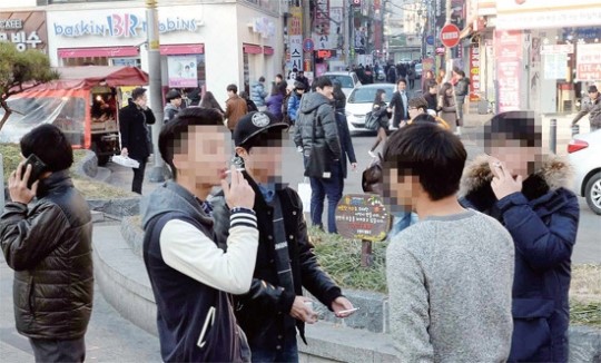 건물 밖으로 쫓겨난 담배… 거리는 너구리굴