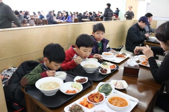 성남시청 구내식당 가보셨어요? 값싸고 맛있고… 시민들 애용
