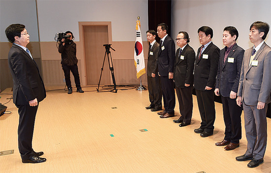 염태영 수원시장, 신건설(주) 대표 등에 道 지방세 성실납세자 인증서 전수