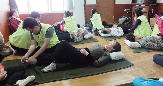 어르신 시원하시죠… 민통선 넘은 사랑의 약손