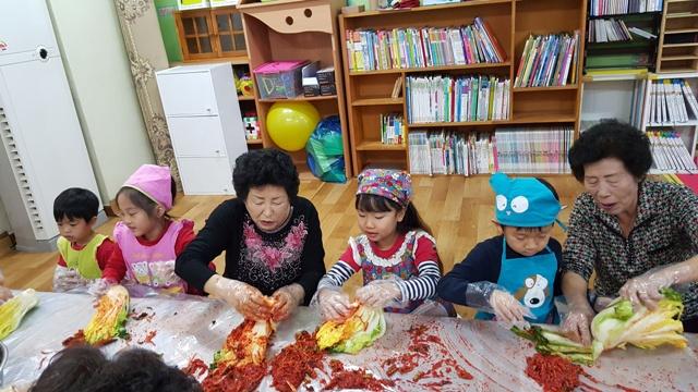 동두천시 천사랑어린이집 아동 김장체험