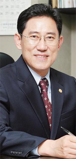 안대종 원천의료재단 이사장 “동·서의학 장점 접목… 중풍치료 새 모델 제시”