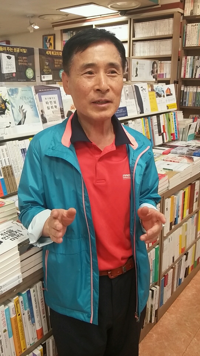 광명시서적협동조합을 이끌고 있는 구차환 이사장