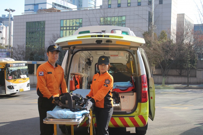 과천소방서 119구급대, 관문운동장서 부상자 잇따라 발생 병원으로 이송 조치