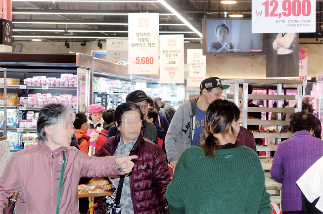 양평 롯데마트 ‘장사진’… 인근 상가는 ‘텅텅’