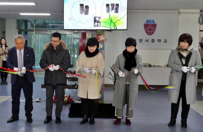 안양서중, 학급 유휴공간 활용한 학부모 도예 전시회 개최 눈길
