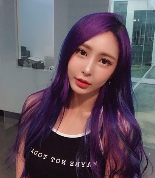 강시원, 눈길 끄는 보라색 헤어 클릭 클릭
